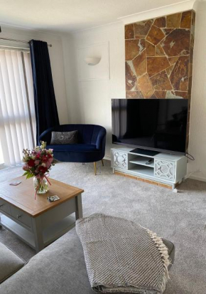 Spacious 2 Bed Village Flat sleeps 4/6